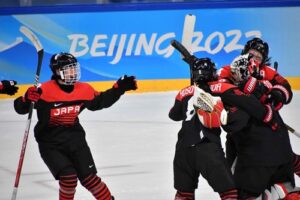 延長、ＰＳ戦を制し、予選Ｂ組１位通過を決めた日本。ＧＫ藤本那(右端)をたたえる選手たち