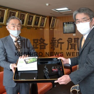 「湿原保全に役立てて」日専連釧路がデジカメなど６点寄贈(2022-02-19)