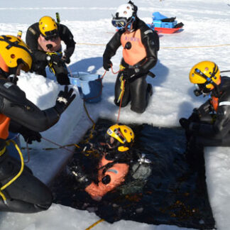 氷の下から人命救助　釧路海保、阿寒湖で潜水訓練(2022-02-02)