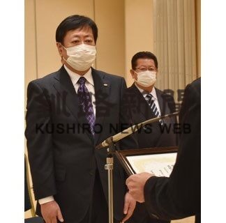 牛乳贈答券１１０万円買った根室と中標津の建設２団体に感謝状_1(2022-02-04)