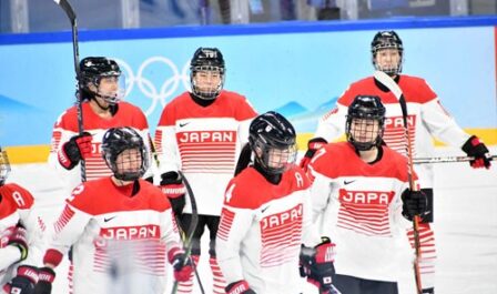 【中国―日本】ＰＳ戦５人目で登場したＤＦ床亜矢可選手（前列中央）。ゴールを決められず肩を落とす