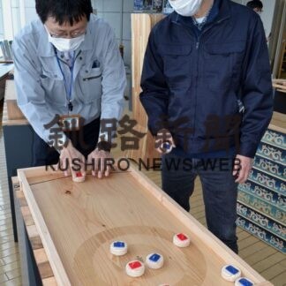 地元木材でアイデア製品　工業技術センターで展示会(2022-02-22)