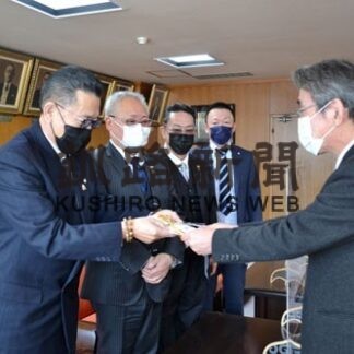 釧路ゆうやけライオンズクラブが遊学館へカメラなど寄贈　(2022-02-04)