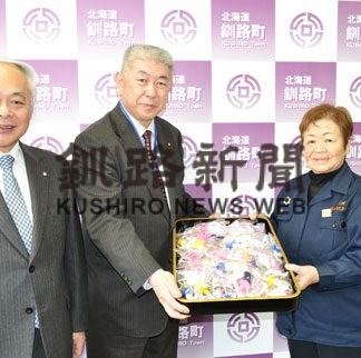 新小学１年生にマスコット人形寄贈　雪裡婦人防火ク(2022-03-29)