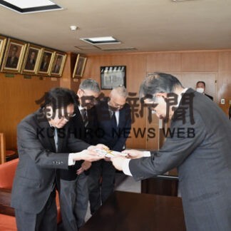 市に給食運搬台車寄贈　釧路のパン工業協同組合と学級輸送(2022-03-13)