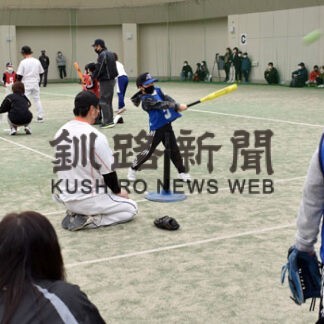 子供たちがティーボールを体験(2022-04-01)