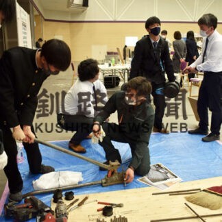 職業選択の参考に　企業展示会、高１、２年生が仕事体験(2022-03-15)