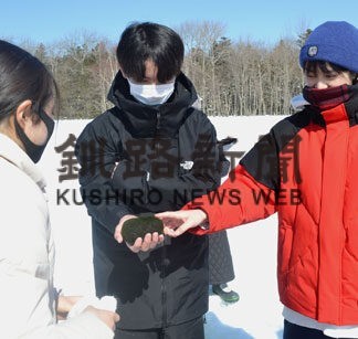 氷の下のマリモは　阿寒の生徒生態学ぶ(2022-03-11)