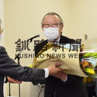 川上医師に感謝状　42年間の貢献ねぎらう(2022-03-31)