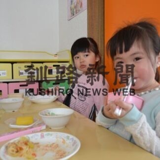 牛乳特別メニュー園児ら「おいしい」(2022-03-26)