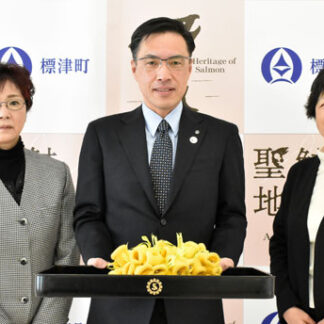 新１年生に「愛の鈴」６０個　町商工会女性部寄贈(2022-03-24)