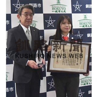 佐藤綾乃選手に市長特別表彰　母校北陽高で報告会_1(2022-03-29)