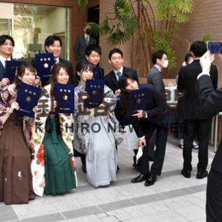 ３００人新たな一歩　釧路公立大学位授与式(2022-03-24)