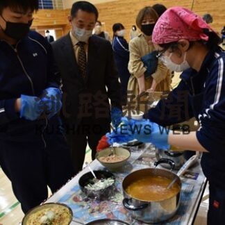 牛乳消費拡大へ応援の輪　別海上西春別中生「乳和食」アピール(2022-03-16)