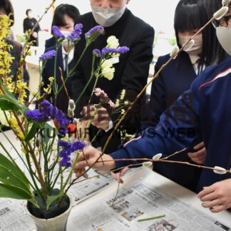 阿寒中生 生け花を体験　３年生の卒業祝い展示(2022-03-15)