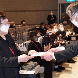 「学習と経験は宝」　寿大学、１年遅れの卒業式(2022-03-22)