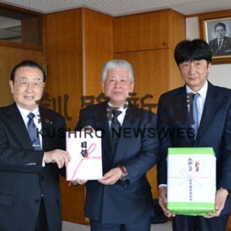 厚岸建設業協会が新１年生４７人に道具箱など寄贈　(2022-03-30)