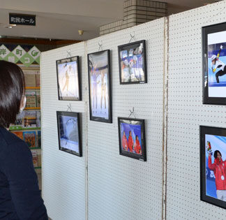 佐藤綾乃選手「北京」での活躍、写真で　町役場で２０点展示(2022-03-24)