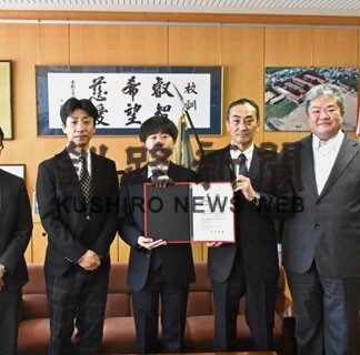 髙井さん作品ファンファーレ曲に　釧江南高で表彰状伝達(2022-03-29)