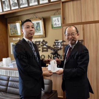 子どもの学力向上に鳥取小に検定料寄付　釧路スズキ販売(2022-03-13)