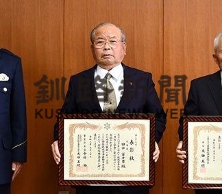 くしろバスと飯塚産業、道警交通部長感謝状(2022-03-19)