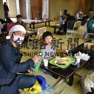 アサリご飯の参加者笑顔　釧路で元町おてら食堂、浅野牧場が牛乳提供(2022-03-31)