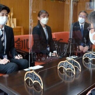 北洋銀新入行員、第一歩は市長面談　釧路中央支店の高橋さんら(2022-04-17)