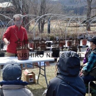 ブルーベリー教室で剪定や栽培方法学ぶ(2022-04-24)