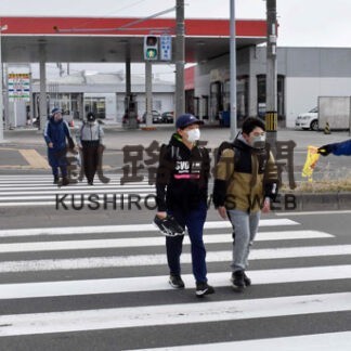 釧路のサポート会　子供の登校見守る、交差点で街頭指導(2022-04-07)