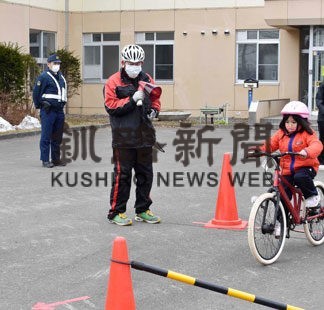 音別小で交通安全教室　自転車の乗り方やルール学ぶ(2022-04-18)