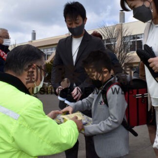 新１年生交通事故に気を付けて　市など資材配り啓発(2022-04-14)