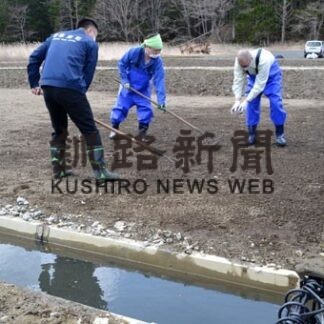 アッケシソウ種まき作業　群生地復活目指して(2022-04-23)