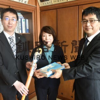 新１年生の事故防止へ安全傘　町商工会寄贈(2022-04-08)