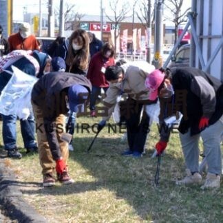 イオン釧路店駐車場敷地内で清掃奉仕　就労支援５事業所(2022-04-27)