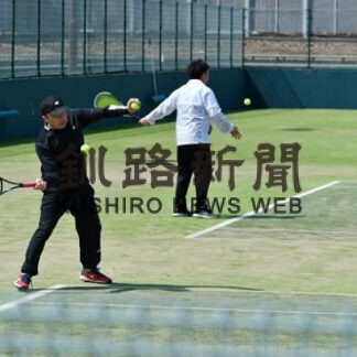 久しぶりのテニス楽しむ　釧路でコート開き大会(2022-04-18)