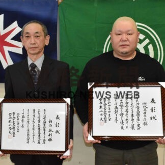 食品衛生功労者と優良店舗表彰　日ごろの功績たたえる_1(2022-04-27)