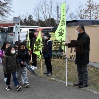 児童に声掛け登校見守り　美原小　(2022-04-14)