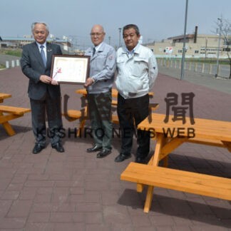 プロムナードに木製ベンチ活用して　影本工業が寄贈(2022-04-30)