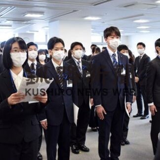 釧路市長訓示「スピード感もって」、新人職員に辞令交付_1(2022-04-02)