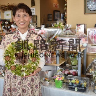 アレンジフラワー講師の古谷さん「母へのプレゼント作品展」(2022-04-18)