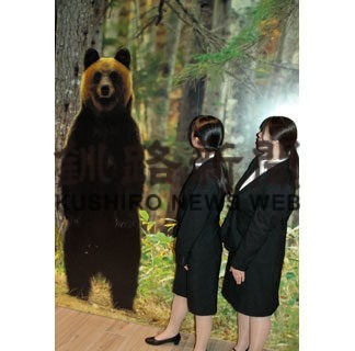 阿寒の巨大ヒグマ、パネルに　鶴雅ＳＩＲＩ、森の豊かさアピール(2022-04-12)