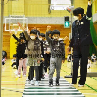 青でも左右しっかり確認　児童ら交通ルール学ぶ　釧路小　(2022-04-20)