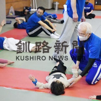 けがしない転び方体得　旭町柔道少年団が教室(2022-04-04)