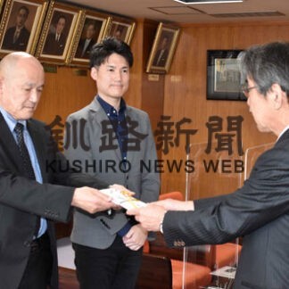 江別在住の石原さん 父清雅さん書作品寄贈(2022-04-05)