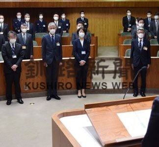 釧路市長訓示「スピード感もって」、新人職員に辞令交付(2022-04-02)