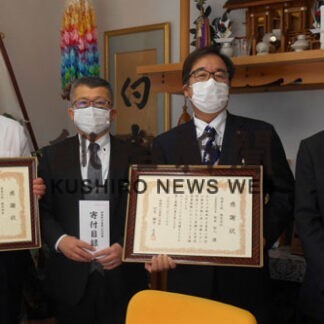 富原小・中に図書カード１０万円相当寄贈(2022-04-05)