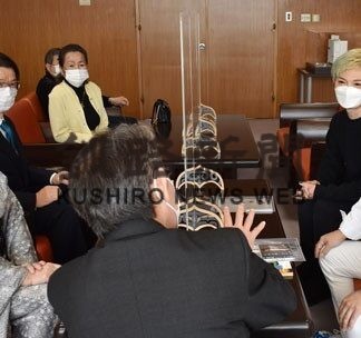 樋口希納美会が発表会終了報告で蝦名市長を表敬訪問(2022-04-13)