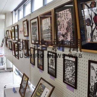 花々や、詩を添えた力作並ぶ　越前さん切り絵展(2022-04-20)