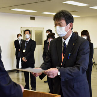 長い奉職に感謝 第二の人生を　退職の職員に辞令交付(2022-04-06)