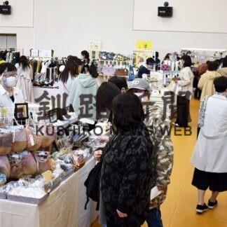 道内各地から３０店舗 わくわく市にぎわう(2022-04-28)